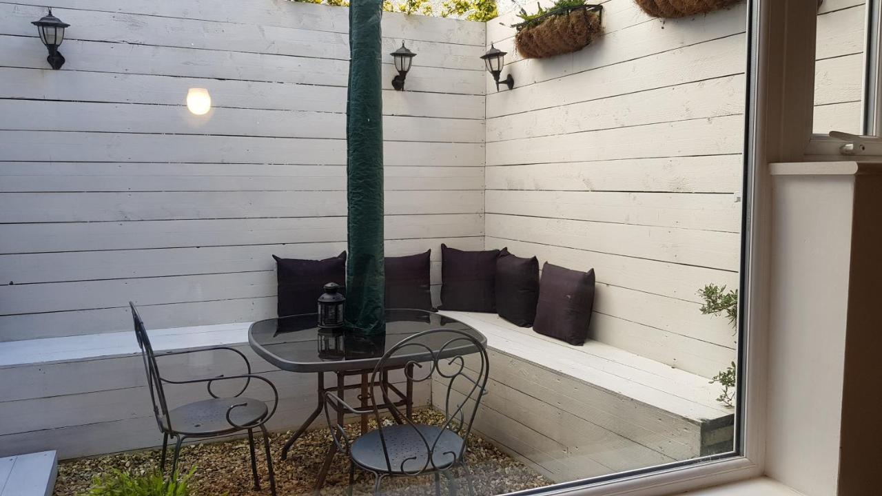 The Hideaway Villa Whitby Exterior foto